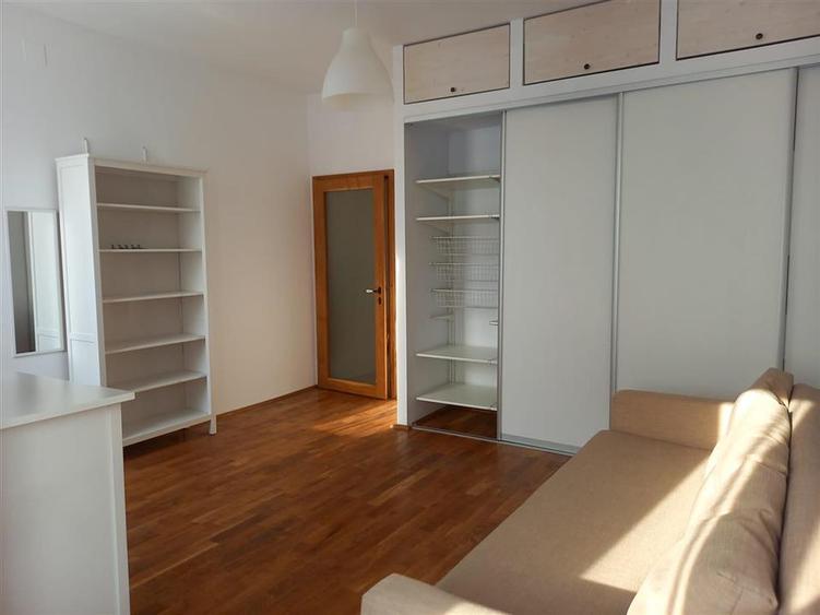 Apartament cu 2 camere decomandat, mobilat în Central — fotografia 3
