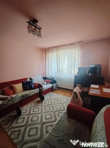 Apartament cu 3 camere semidecomandat în Săsar
