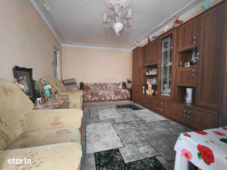 Apartament cu 4 camere decomandat în CET