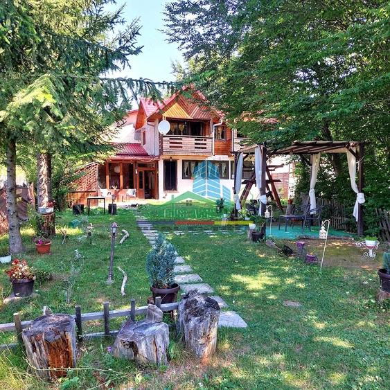 Casă cu 8 camere cu Teren 1050 Mp în Lepșa