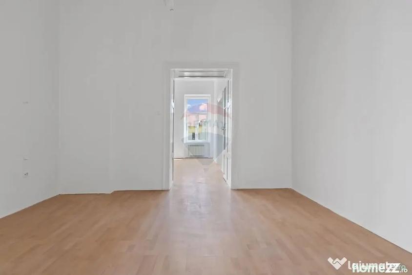 Apartament cu 3 camere semidecomandat în Central