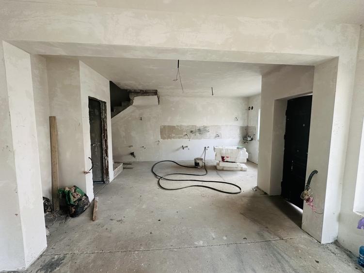 Duplex cu 5 camere cu Canalizare în Roșu
