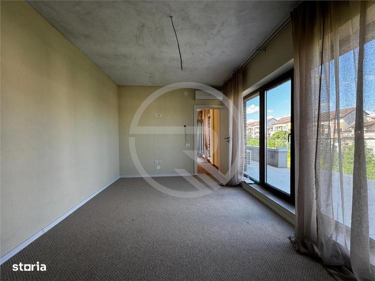 Apartament cu 3 camere semidecomandat în Borhanci