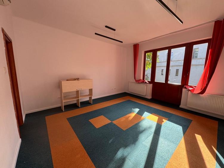 Casă cu 12 camere cu Canalizare în Cotroceni