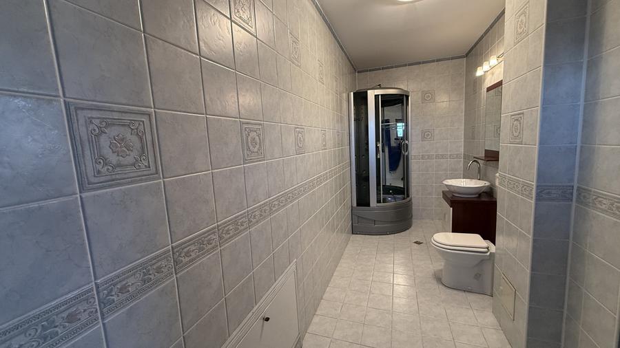 Casă individuală cu 7 camere cu Piscina în Eroii Revoluției