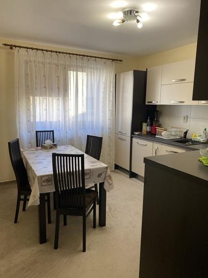 Apartament cu 3 camere decomandat în Petrești