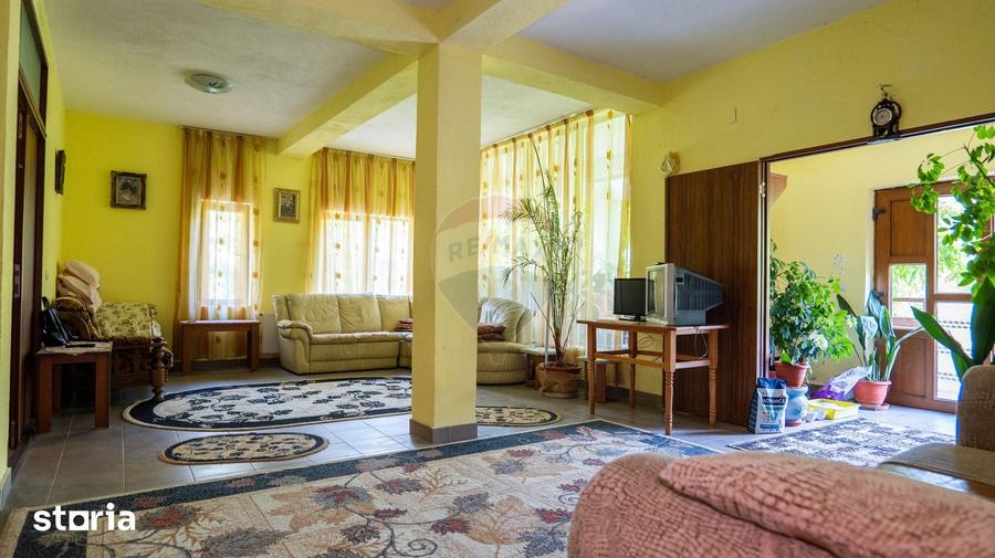 Casă cu Teren 1348 Mp în Dăești