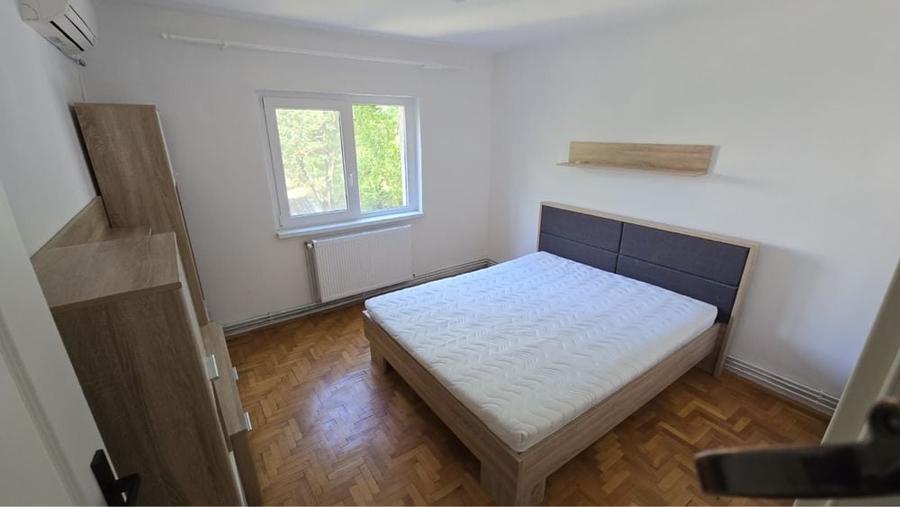 Apartament cu 3 camere decomandat în Girocului