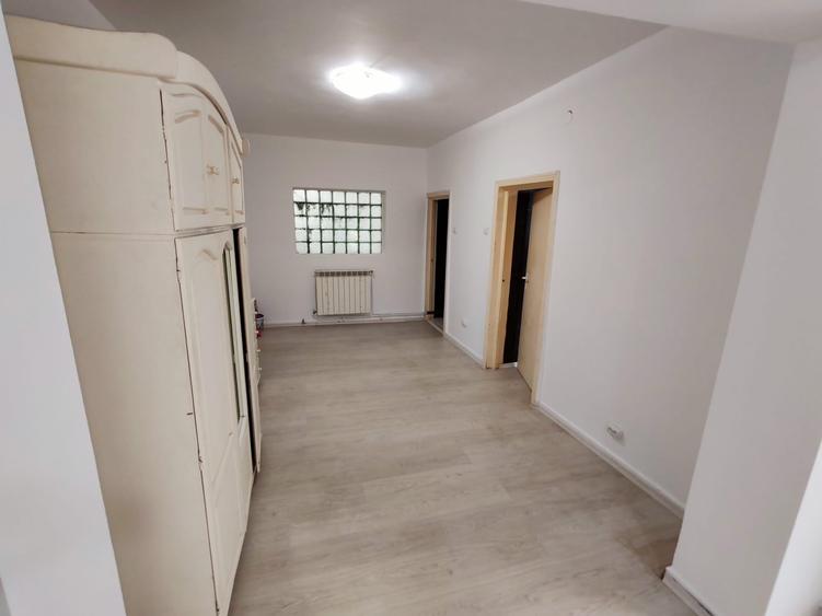 Apartament cu 3 camere semidecomandat, mobilat în Moșilor