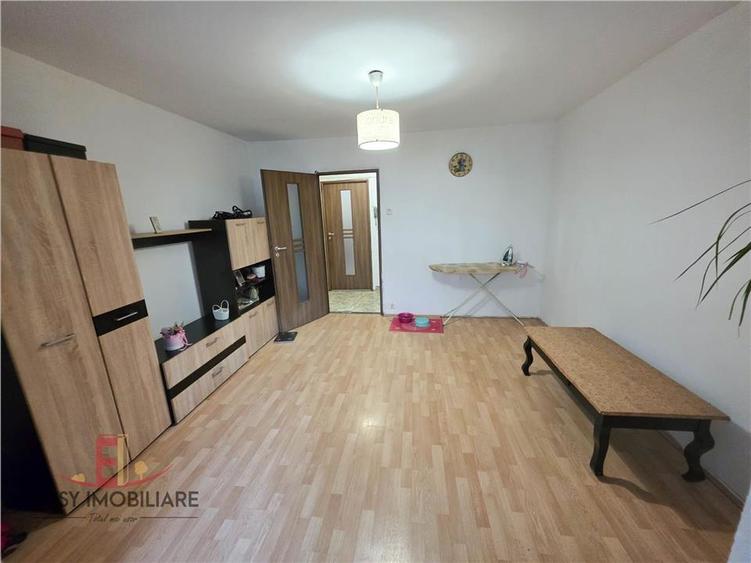 Apartament cu 3 camere decomandat în Dâmbu Pietros
