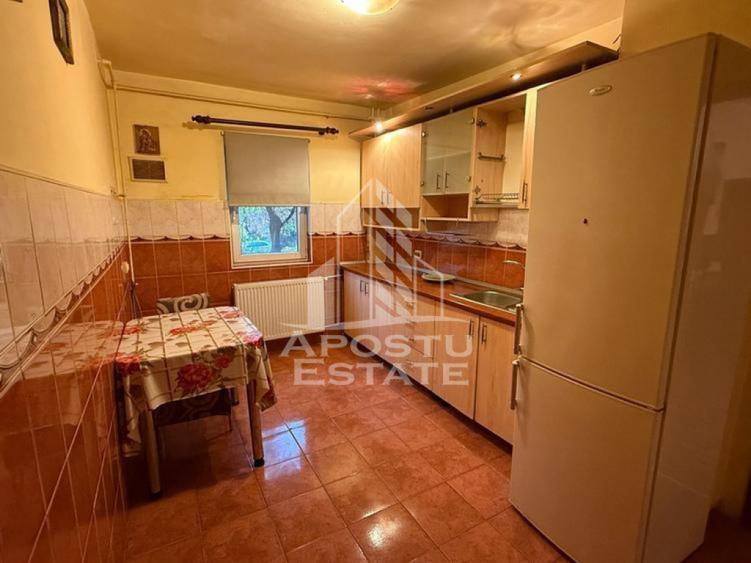 Apartament cu 2 camere semidecomandat, mobilat în Dâmbovița