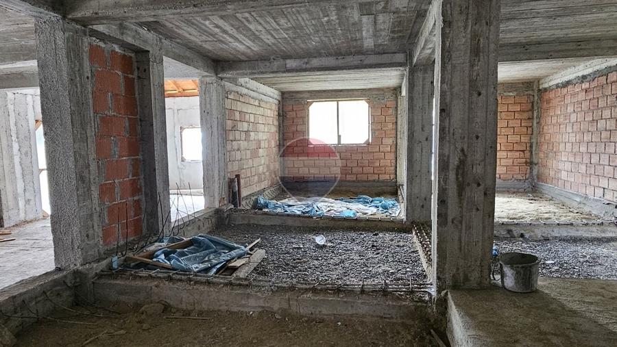 Casă individuală cu 10 camere cu Teren 1055 Mp în Dâmbovicioara