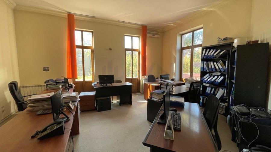 Casă individuală cu 16 camere cu Canalizare în P-ța Romană