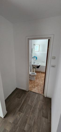 Apartament cu 3 camere semidecomandat în P-ța Gorjului