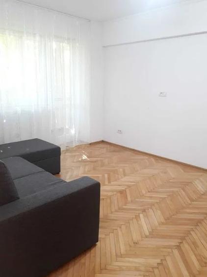 Apartament cu 3 camere semidecomandat, mobilat în Mihai Bravu