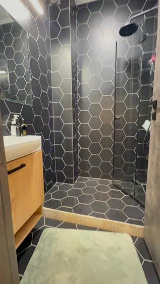 Apartament cu 3 camere semidecomandat, mobilat în Florești