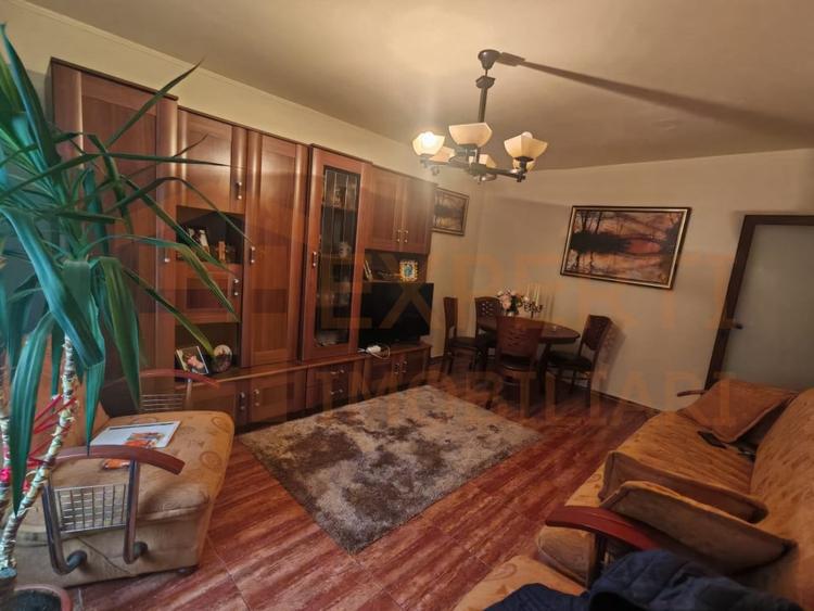 Apartament cu 3 camere decomandat, mobilat în Casa de Cultură