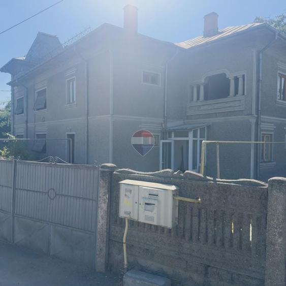 Casă individuală cu 8 camere cu Teren 785 Mp în Central