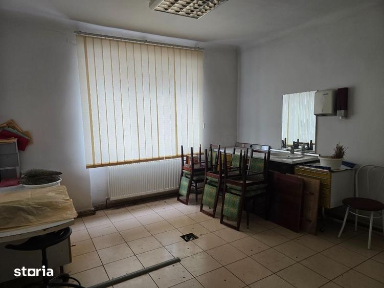 Casă cu 8 camere cu Teren 800 Mp în Independenței