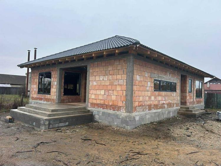Casă cu 4 camere în Dumbrăvioara