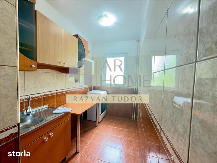 Apartament cu 3 camere semidecomandat în Mihai Bravu