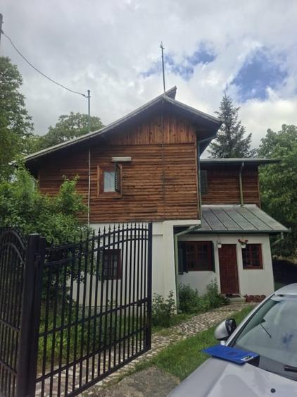 Casă individuală cu 4 camere cu Canalizare în Izvoarele