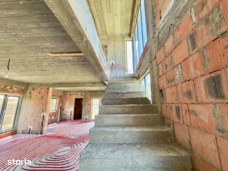 Casă cu 5 camere cu Teren 400 Mp în Central