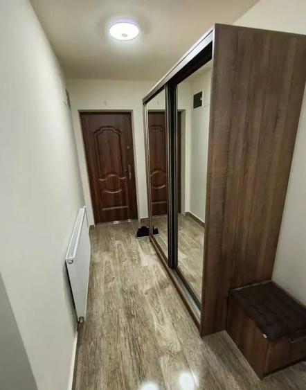 Apartament cu 3 camere decomandat, mobilat în Tractorul