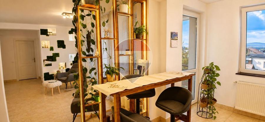 Apartament cu 3 camere semidecomandat, mobilat în Becaș