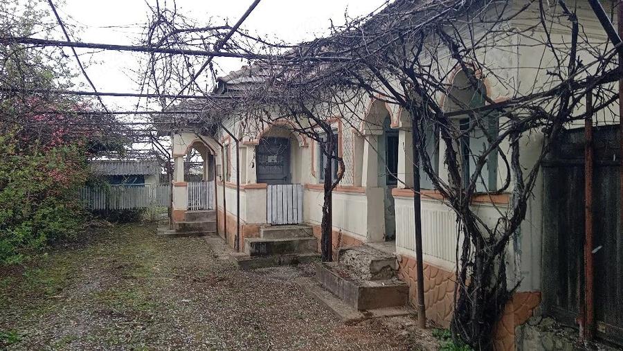 Casa modesta cu 4000 mp teren intravilan la pret de apatament 2 camere - 3