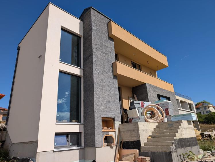 Casă individuală cu 4 camere cu Canalizare în Dâmbul Rotund