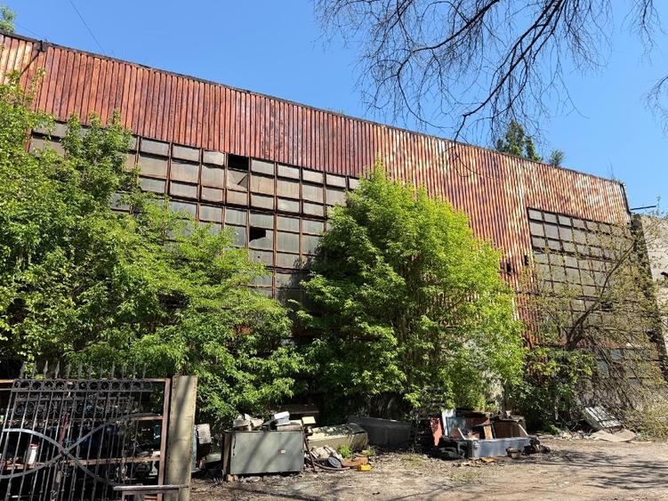 Spațiu industrial, de 25,000 mp, în Domenii