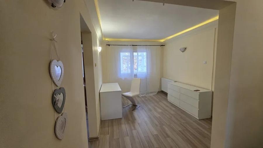 Apartament cu 4 camere decomandat în Casa de Cultură