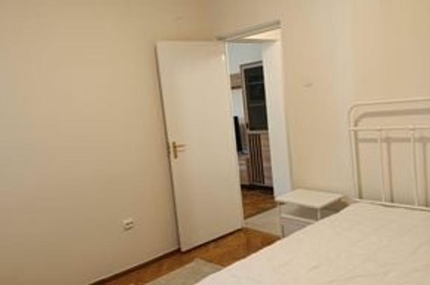 Apartament cu 2 camere semidecomandat în P-ța Victoriei