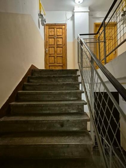 Apartament cu 3 camere decomandat, mobilat în Broșteni