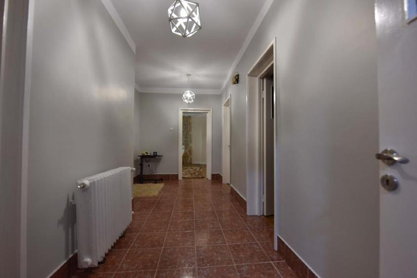 Casă individuală cu 5 camere cu Canalizare în Central