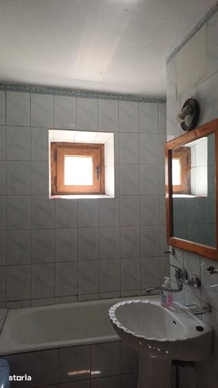 Apartament cu 3 camere decomandat în Craiovița Nouă
