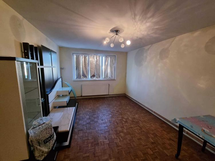 Apartament cu 3 camere decomandat în Trivale