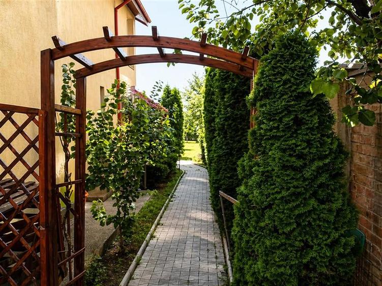 Casă individuală cu 9 camere cu Canalizare în Tudor Vladimirescu