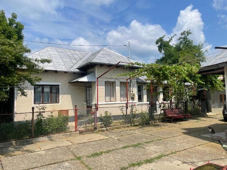 Casă individuală cu 4 camere cu Canalizare în Ghirdoveni