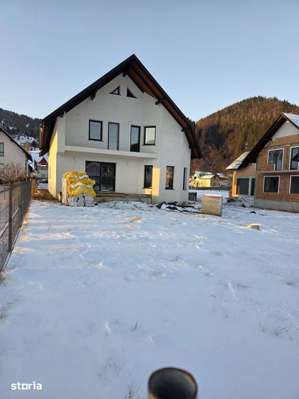 Casă cu 5 camere cu Teren 1300 Mp în Brodina