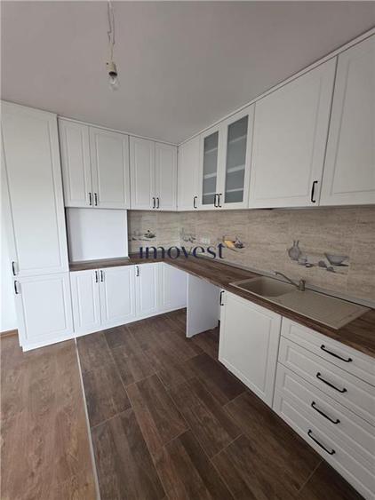 Apartament cu 4 camere decomandat în Carpați 2