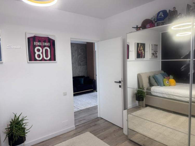 Apartament cu 3 camere semidecomandat în Dâmbul Rotund