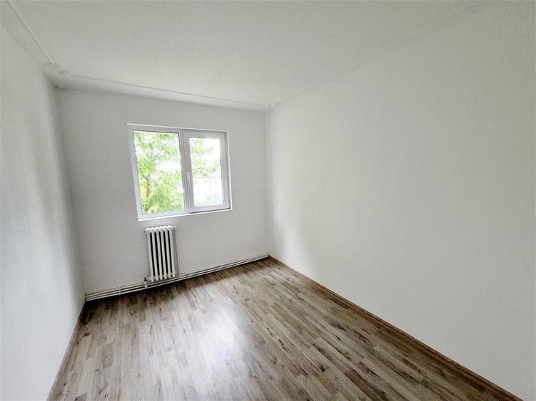 Apartament cu 3 camere semidecomandat în Alexandru cel Bun