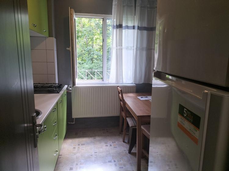 Apartament cu 3 camere semidecomandat în Brâncoveanu