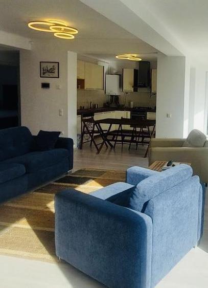 Apartament cu 4 camere decomandat, mobilat în Tractorul