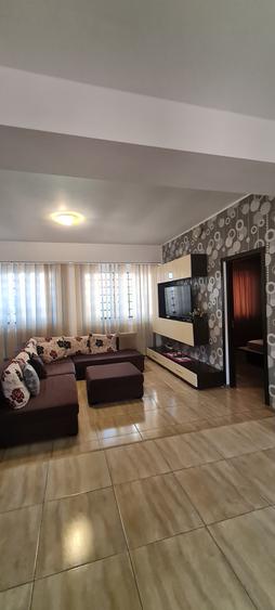 Casă cu 7 camere cu Teren 350 Mp în Est