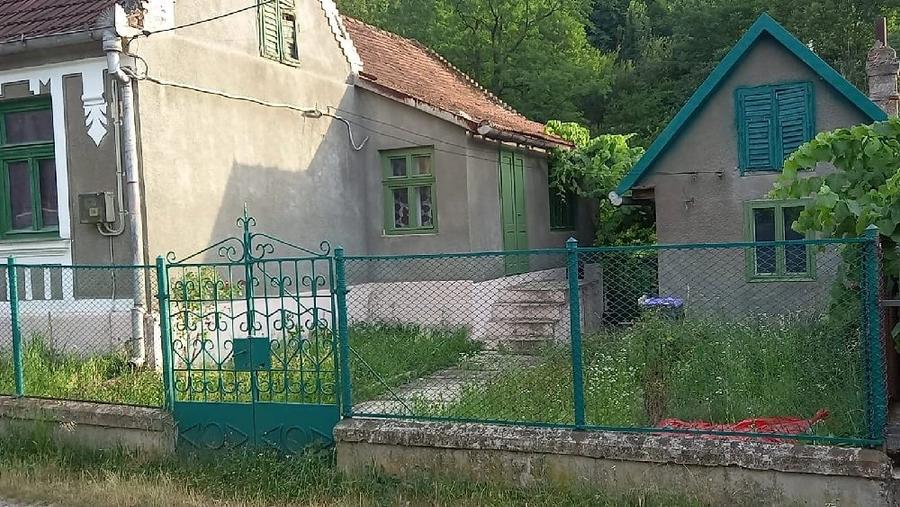 Casă cu 4 camere cu Teren 1000 Mp în Sasca Montană