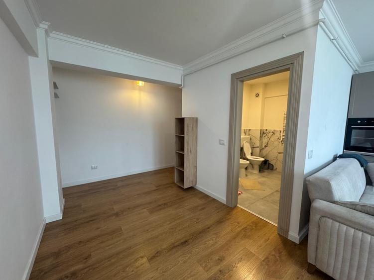 Apartament cu 3 camere semidecomandat în Vișani