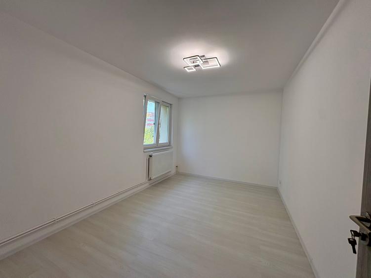 Apartament cu 3 camere semidecomandat în Alexandru Obregia